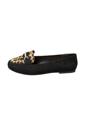 Zapato plano de ante negro con punta de ante de leopardo y detalle de hebilla metálica. Tacón bajo y silueta sencilla.