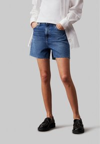 Calvin Klein Jeans MOM - Jeansshorts - denim medium