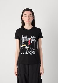 Must musta T-särk, millel on graafiline print linna stseenist, kus on kujutatud kuju punases mantlis, kollane takso ja linnaehitised.