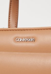 Calvin Klein LINE QUILT MINI TOTE - Borsa a mano - lion
