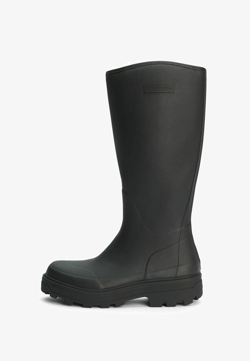 Bota de borracha preta, impermeável, com cano alto, sola texturizada resistente e acabamento suave; apresenta um logótipo no lado exterior.