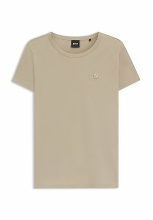Beige kortærmet t-shirt lavet af blødt stof. Har en rund halsudskæring og et lille, broderet logo øverst til venstre.