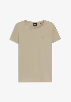Beige T-Shirt mit kurzen Ärmeln aus weichem Stoff. Hat einen runden Ausschnitt und ein kleines, gesticktes Logo in der oberen linken Ecke.