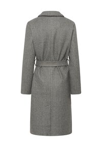 Cappotto lungo grigio in lana con una cintura legata sul retro, dotato di colletto e maniche dritte, esposto su uno sfondo bianco.