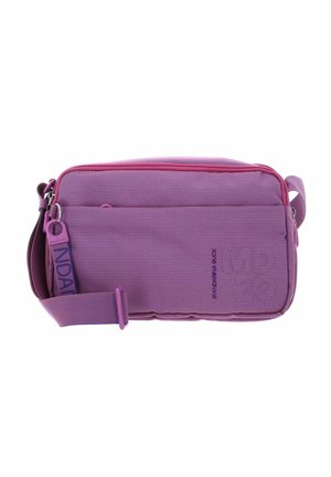 Sac bandoulière en tissu violet avec un design texturé, une sangle réglable, des compartiments zippés et un logo bien visible.