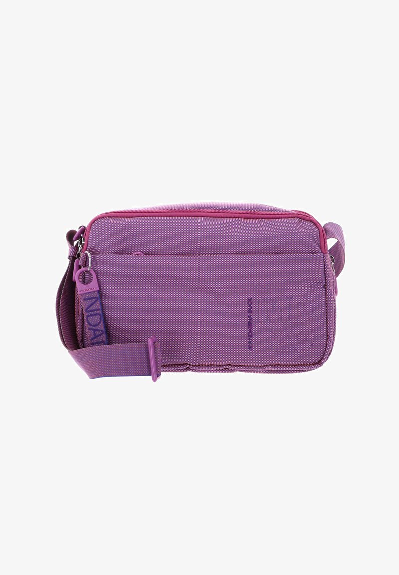 Sac bandoulière en tissu violet avec un design texturé, une sangle réglable, des compartiments zippés et un logo bien visible.