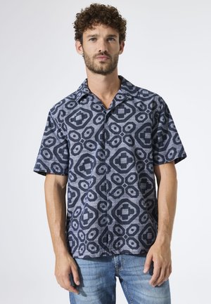 Kurzärmeliges Hemd in Marineblau mit geometrischem Muster. Hergestellt aus strukturiertem Stoff, mit Knopfverschluss und Haifischkragen.
