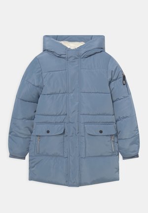 Manteau rembourré bleu clair avec une capuche, doté d'un intérieur en peluche, de deux poches avant et d'une petite poche zippée sur la manche.
