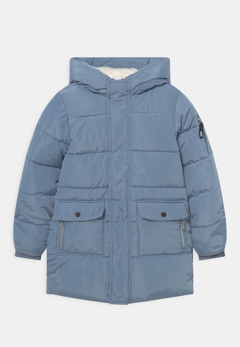 Ljusblå puffjacka med huva, som har ett mjukt foder, två framfickor och en liten ficka med dragkedja på ärmen.