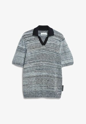 Kurzärmliges Strick-Poloshirt in gemischten Grautönen mit schwarzem Kragen und V-Ausschnitt, versehen mit einem kleinen Markenetikett am Saum.