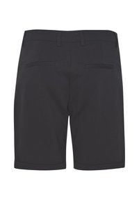 Short noir ajusté avec passants de ceinture, deux poches arrière passepoilées et un ourlet retroussé.