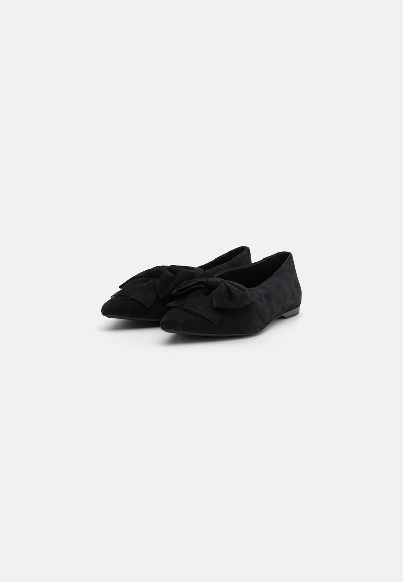 Fatte in suede nero, queste ballerine hanno una punta affusolata e presentano un grande dettaglio a fiocco nella parte anteriore, con un tacco basso e piatto. Texture liscia in tutto.