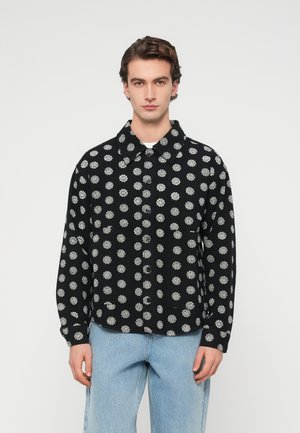 Czarna koszula z białym kwiatowym wzorem, zapinana na guziki, z kołnierzykiem. Wykonana z tkaniny o gładkiej fakturze. Luźny, casualowy krój.