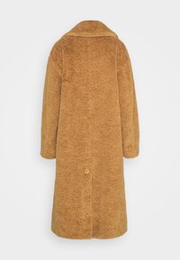 Lange, bruine faux fur jas met een textuurafwerking, brede kraag en vijf knopen die verticaal langs de middenachter lopen.