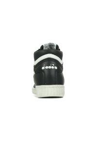 Sneaker alte in pelle nera con dettagli bianchi, con suola in gomma testurizzata e logo "diadora" sul tallone.