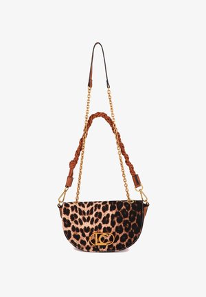 Kabelka s leopardím vzorom, zlatým logom, hnedým pleteným koženým a retiazkovým popruhom, zakriveným tvarom a hladkou textúrou.