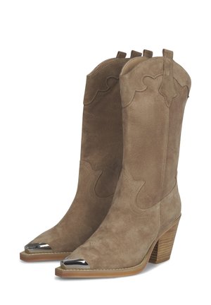 Botas de cowboy de ante en color topo con punta afilada y acentos metálicos plateados. Presenta costuras decorativas y un tacón de madera apilada.