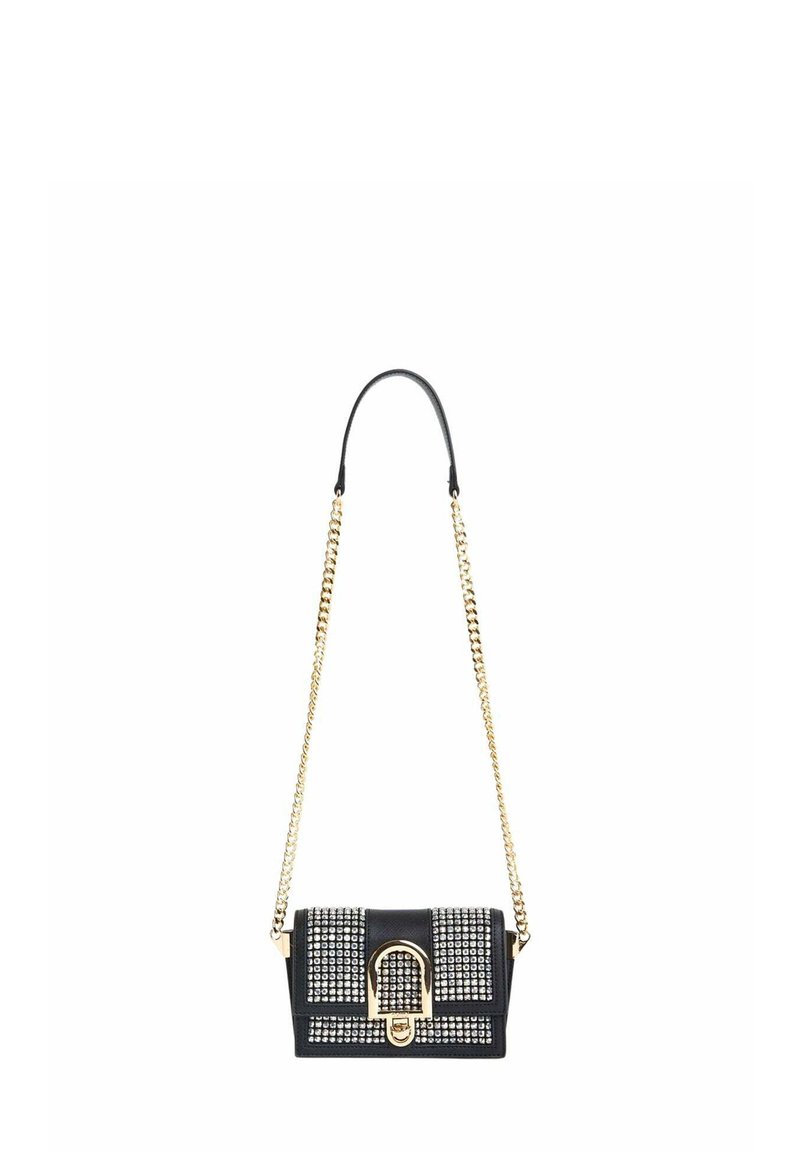 Borsa a mano in pelle nera con parte frontale borchiata, hardware dorato e tracolla a catena. Presenta una forma rettangolare e una superficie texturizzata.