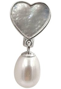 Silberohrringe mit einem herzförmigen Element in perlmuttartigem Finish und einem großen, glatten, weißen Perlenanhänger.