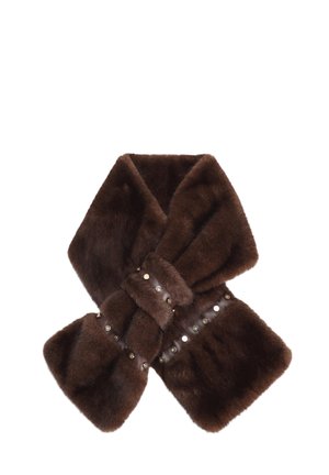 Bufanda de piel sintética marrón oscuro con correa de cuero y detalles de tachuelas metálicas, diseñada para rodear y sujetar el cuello para mantener el calor.