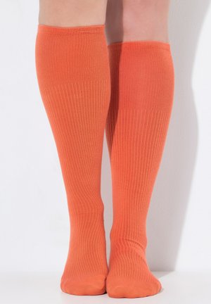 Kniestrümpfe in Orange, die bis zur Kniehöhe reichen, aus weichem Material gefertigt, mit einem strukturierten Muster und glatter Oberfläche, sowie verstärkten Nähten an der Oberseite.