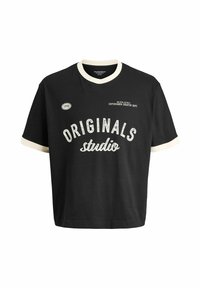 Camiseta de algodón negra con escote redondo, con acentos blancos en las mangas y el cuello, que presenta un texto impreso en blanco "ORIGINALS studio" y un logotipo.