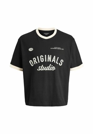 Čierne bavlnené tričko s okrúhlym výstrihom, biele akcenty na rukávoch a golieri, s bielym potlačeným textom "ORIGINALS studio" a logom.