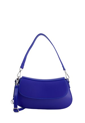 Sac à bandoulière en cuir bleu avec rabat courbe et sangle réglable amovible, sécurisé par des fermoirs argentés, sur fond blanc.