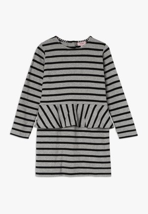 Mädchen Langarmkleid in Grau mit schwarzen horizontalen Streifen, versehen mit einem Peplum-Volant an der Taille mit vertikalen Streifen.