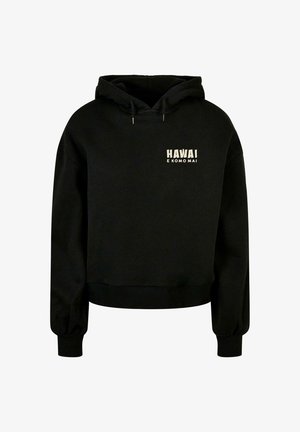 Melna saīsināta kapucīna jakas no mīksta kokvilnas. Iekļauj izvelkamu kapuci un ribotas aproces. Priekšējā dizainā ir teksts: "HAWAI E KOMO MAI."