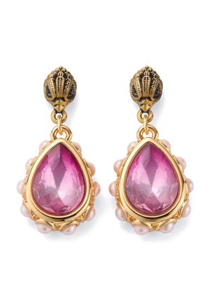 Kolczyki w odcieniu złota z dużymi fasetowanymi fioletowymi kamieniami w kształcie kropli, otoczone małymi różowymi perłami i ozdobnymi ćwiekami w stylu antycznym.
