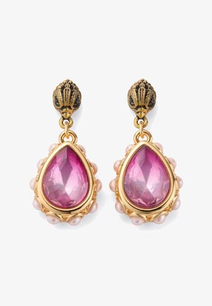 Boucles d'oreilles ton or avec de grandes pierres violettes facettées en forme de goutte, entourées de petites perles roses et de clous décoratifs de style ancien.