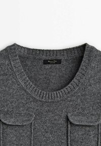 Pull en maille gris avec un col rond, un col côtelé et deux poches poitrine. Tissu texturé avec une apparence douce.