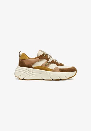 Sneaker présentant une combinaison de teintes marron, beige et crème. Fabriqué en cuir et en daim, avec une semelle intermédiaire blanche épaisse et des accents texturés.