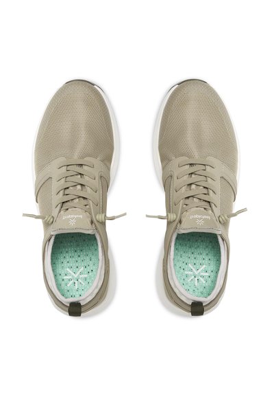 Béžové síťované tenisky s texturovaným povrchem, kulatou špičkou, nastavitelnými tkaničkami a světle zelenou perforovanou vložkou. Bílá podrážka s logem.