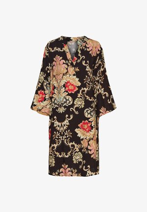 Sort kjole med blomster- og ornamentmønstre i rødt, pink og creme. Har V-udskæring og brede trekvartærmer.