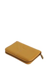 Cartera rectangular de cuero amarillo con cierre de cremallera y patrón geométrico cosido en la superficie, mostrada sobre un fondo blanco.