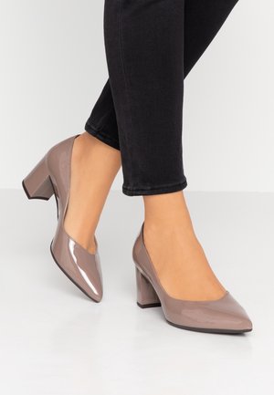 Chaussures à talons hauts en cuir verni marron avec un bout rond et un talon épais, dotées d'une finition lisse et d'un léger éclat.