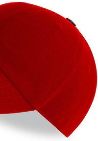 Rote Mütze mit strukturiertem Design, aus glattem Stoff gefertigt. Verfügt über einen gebogenen Schirm und sichtbare Nähte entlang der Nähte.