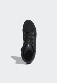 Czarne buty trekkingowe z zamszową i tekstylną cholewką, sznurowane, z wyściełanym kołnierzem. Posiadają gumową podeszwę dla lepszej przyczepności.
