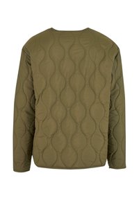 Olivgrüne Steppjacke mit wellenförmigem Stickmuster, rundem Halsausschnitt und langen Ärmeln. Der Stoff wirkt glatt und hat eine weiche Textur.