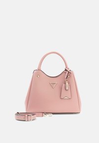 Sac à main Guess en cuir rose avec poignée supérieure, bandoulière amovible et ornements de logo et étiquette dorés sur fond blanc.
