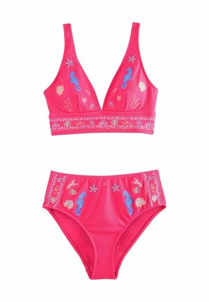 Élénk rózsaszín bikini szett kék tengeri csikó és kagyló hímzéssel, mely mély V-nyakú toppot és magas derekú, oldalsó részletekkel ellátott alsót tartalmaz.