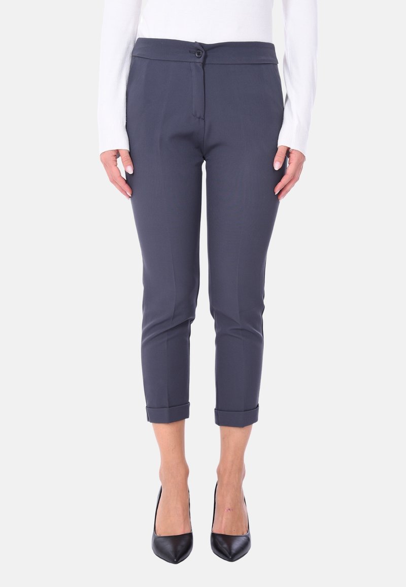 Pantaloni grigi su misura con vestibilità slim e orli arrotolati, dotati di chiusura frontale con bottone e tessuto dalla finitura liscia.