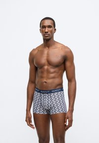 Boxershorts in Marineblau mit weißem Logo-Muster, ausgestattet mit einem bequemen Bund mit GANT-Branding. Weicher Stoff mit figurbetontem Schnitt.