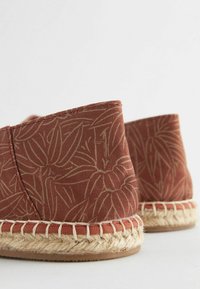 Espadrilky v rustikálnej oranžovej tkanine, s vzorom lístia, jute vrúbkami a prešitými detailmi okolo spodnej časti.