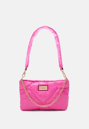 Sac d'épaule matelassé rose vif avec bandoulière rembourrée, détail chaîne dorée et étiquette rectangulaire en or sur le devant.