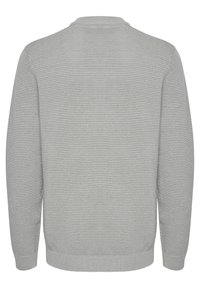 Pullover grigio a trama, con coste orizzontali, scollo rotondo e maniche lunghe con polsini e orlo a costine.