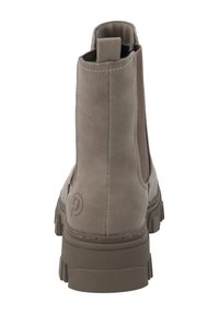 Botín beige hasta el tobillo con un acabado de ante suave, paneles laterales elásticos y una suela de caucho resistente. Presenta una etiqueta de bucle para ponerlo y quitarlo fácilmente.