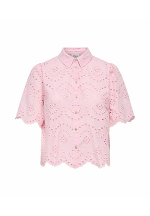 Jasnoróżowa krótka bluzka na guziki z haftem ażurowym, falistymi krawędziami i ostrym kołnierzem.